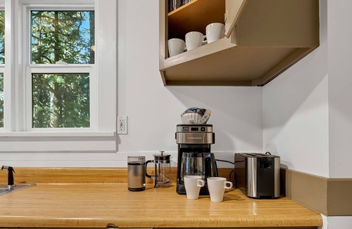 Rhododendron House | Historic Mountain Lodge Near Government Camp – Sleeps 14, Hot Tub, Fire pit