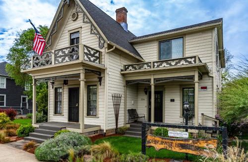 Roseburg House | HISTORICAL JOHN RAST HOUSE with Ev station