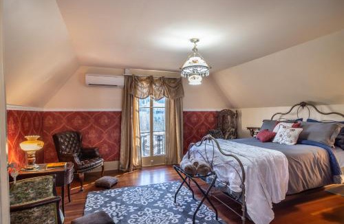 Roseburg House | HISTORICAL JOHN RAST HOUSE with Ev station