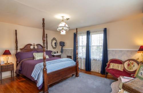 Roseburg House | HISTORICAL JOHN RAST HOUSE with Ev station