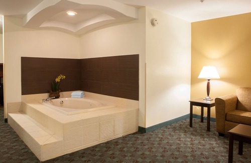 Canton Hotel | Holiday Inn Express Hotel & Suites Canton by IHG