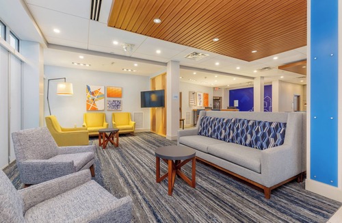 Medford Hotel | Holiday Inn Express & Suites Medford by IHG