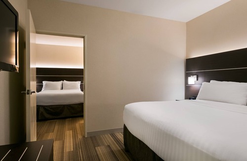 Paine Field-Lake Stickney Hotel | Holiday Inn Express & Suites Everett by IHG