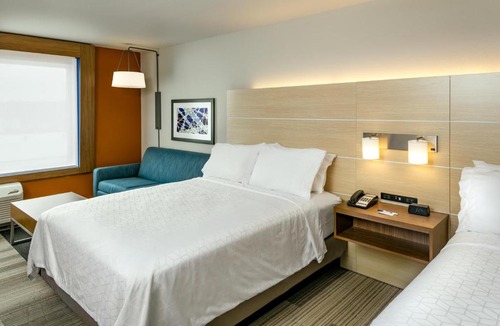 Medford Hotel | Holiday Inn Express & Suites - Medford by IHG