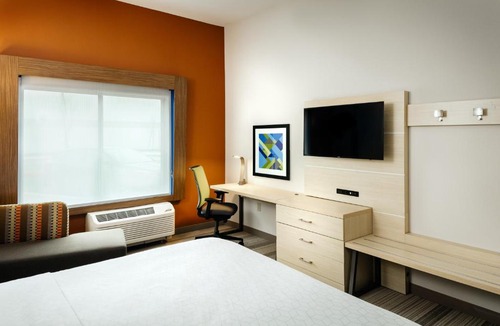 Medford Hotel | Holiday Inn Express & Suites - Medford by IHG