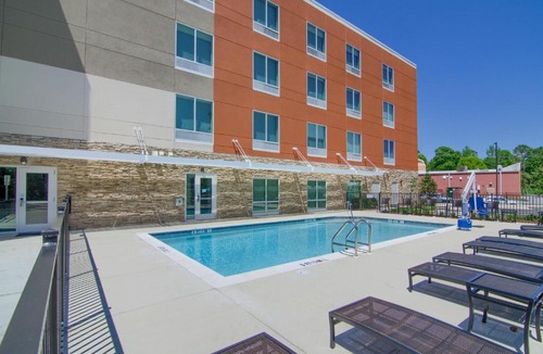 Mobile Hotel | Holiday Inn Express & Suites Mobile - University Area by IHG