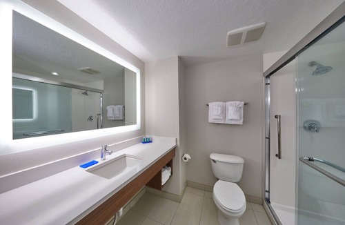 Central Point Hotel | Holiday Inn Express Hotel & Suites Medford-Central Point by IHG