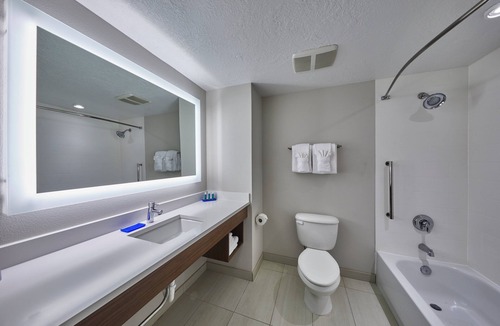 Central Point Hotel | Holiday Inn Express Hotel & Suites Medford-Central Point by IHG