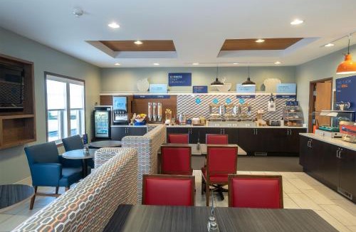 Iron Mountain Hotel | Holiday Inn Express & Suites Iron Mountain by IHG