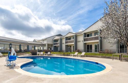 Ontario Hotel | Holiday Inn Ontario by IHG
