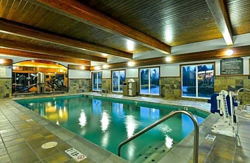 Pleasant Valley Hotel | Holiday Inn Express Vancouver North, an IHG Hotel