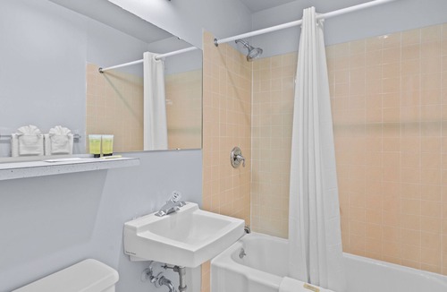Wenatchee Hotel | Holiday Lodge