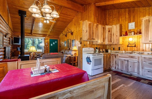 Park County Cabin | Holler's Hideout- Pet Friendly, Family Cabin, Mountain Views
