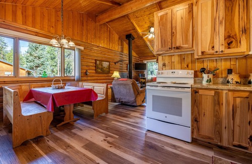 Park County Cabin | Holler's Hideout- Pet Friendly, Family Cabin, Mountain Views