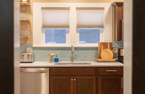 Garden District House | Home away from Home-Hot Tub Kayaks Beach Cruisers BBQ Ideal Family Gatherings