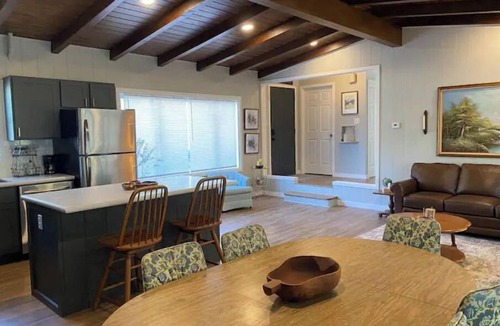 South Central Omaha House | Home away from Home- Mid Century Style - central Omaha (5 min from I-80)