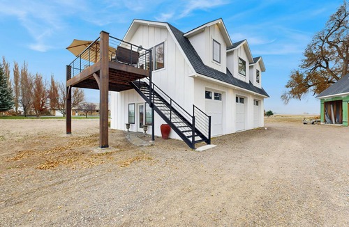 Burley Cottage | Home w/Farmstyle Loft & Views, Mins to Dtwn