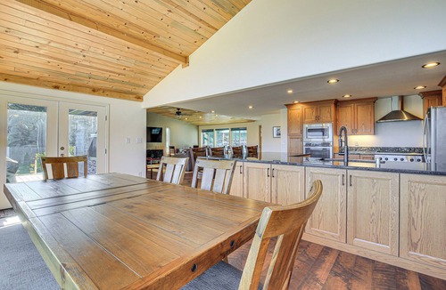 Stevenson House | Home w/Mtn Views & Hot Tub in Stevenson!