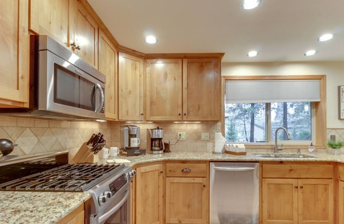Sunriver House | Home with private hot tub, furnished deck, grill, & fireplace - near golf
