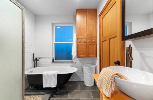 Port Angeles House | Homestead Villa - HotTub & Sauna Retreat