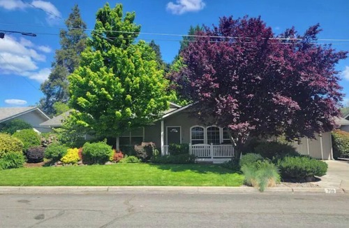 Grants Pass House | Hometown 3-bedroom spacious living NO cleaning fee