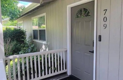 Grants Pass House | Hometown 3-bedroom spacious living NO cleaning fee