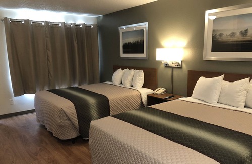 South End Hotel | HomeTowne Studios by Red Roof Tacoma - Hosmer