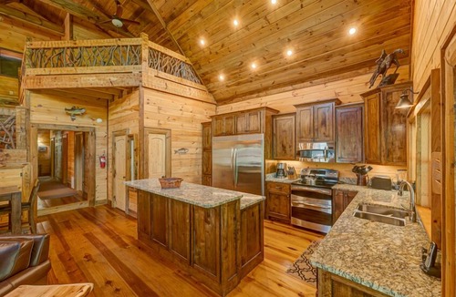 Mineral Bluff Cabin | Hooked on Toccoa- River Front | Outdoor Fireplace | Screened Porch | Toccoa River