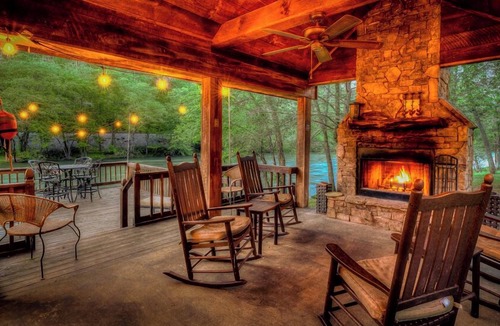 Mineral Bluff Cabin | Hooked on Toccoa- River Front | Outdoor Fireplace | Screened Porch | Toccoa River