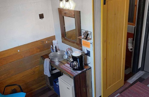 Lebanon Hostel | Horse Stall Suite 15 TESLA w Country Breakfast!