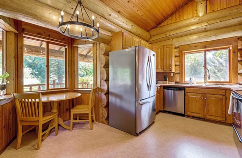 Arlington Heights Cabin | Hot Tub & Deck: Dog-Friendly Arlington Cabin