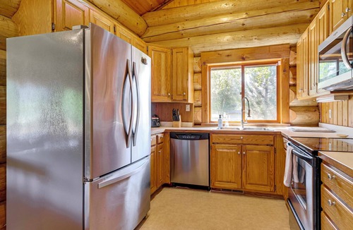 Arlington Heights Cabin | Hot Tub & Deck: Dog-Friendly Arlington Cabin