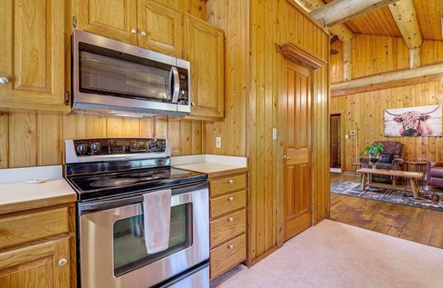 Arlington Heights Cabin | Hot Tub & Deck: Dog-Friendly Arlington Cabin