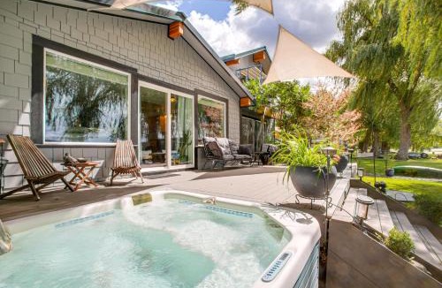 Tumtum House | Hot Tub, Deck & Mtn Views: Nine Mile Falls Duplex