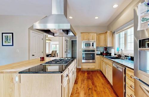 Klamath Falls House | Hot Tub & Deck! Outdoor Basecamp in Klamath Falls