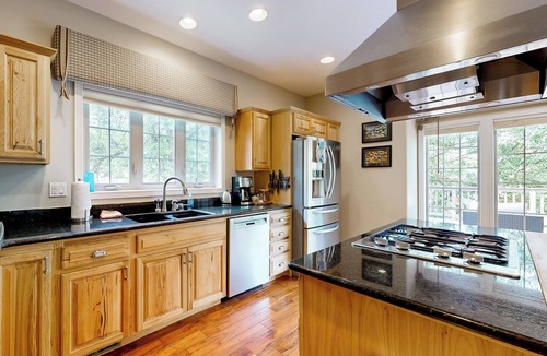 Klamath Falls House | Hot Tub & Deck! Outdoor Basecamp in Klamath Falls