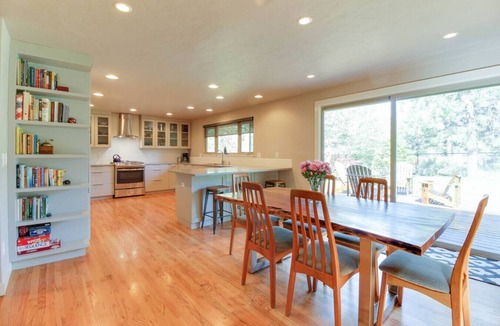 Bend House | Hot Tub/Fenced Yard/AC/Pet-Friendly in Best Neighborhood in Bend