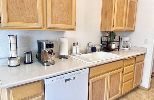 Medford House | HOT TUB! Firepit - Bright Open-Near Airport & Freeway