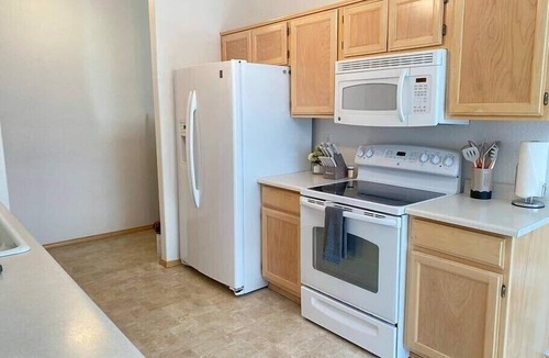 Medford House | HOT TUB! Firepit - Bright Open-Near Airport & Freeway