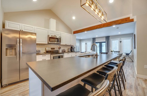 Chelan Cottage | Hot Tub & Game Room! Chelan Getaway, Walk to Dtwn