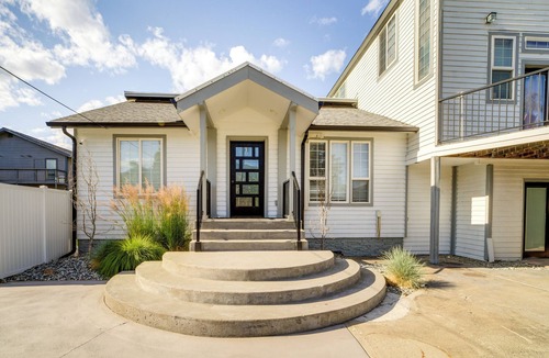 Chelan Cottage | Hot Tub & Game Room! Chelan Getaway, Walk to Dtwn