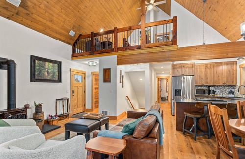 Cle Elum Cabin | Hot Tub, Game Room & EV Charger Cabin