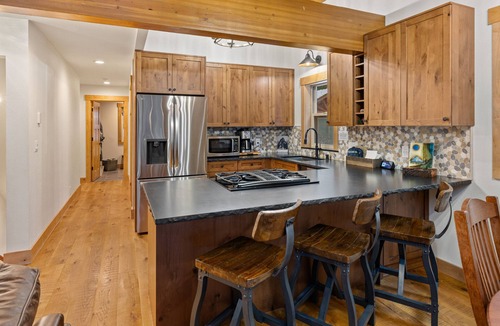 Cle Elum Cabin | Hot Tub, Game Room & EV Charger Cabin
