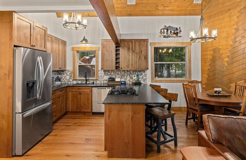 Cle Elum Cabin | Hot Tub, Game Room & EV Charger Cabin