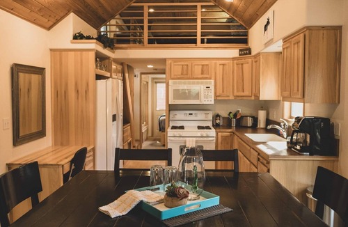Ashland Cabin | Hot Tub! Homey Modern Cabin on Hyatt Lake 32
