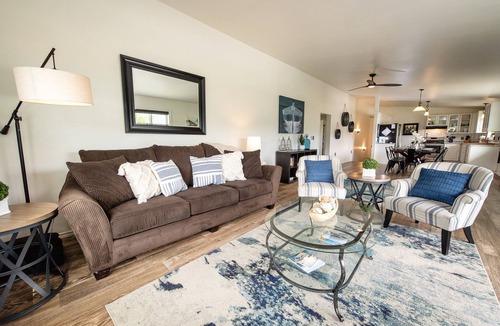 Manson House | Hot tub ~ Lake views ~ Sunsets for days ~ Close to town