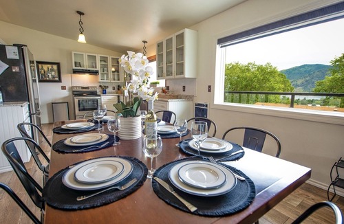 Manson House | Hot tub ~ Lake views ~ Sunsets for days ~ Close to town