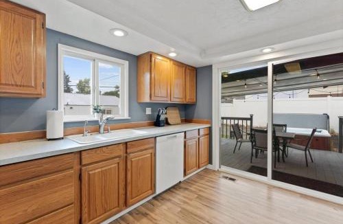 Spokane House | Hot Tub Movie Nights Ultimate Chill House