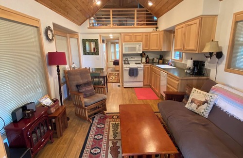 Ashland Cabin | Hot Tub! Peaceful Mountain Cabin at Hyatt Lake