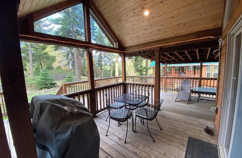 Ashland Cabin | Hot Tub! Peaceful Mountain Cabin at Hyatt Lake